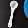 White plastic measuring spoon with long handle and hanging hole on black background - 2g (9*2.5*1.8cm) / White