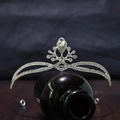 Diadème de mariée en cristal argenté scintillant posé sur un flacon décoratif noir chic - Style 8# / Argenté