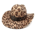 Détail d'un chapeau de cowboy léopard avec bandeau en cuir et boucle de tête de taureau - M (56-58cm) / Dessus Droit Imprimé Léopard