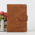 Étui à passeport en cuir marron avec bouton-pression et logo d'avion embossé - Marron Jaune