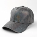 Primer plano detallado de gorra de béisbol plateada con acabado de purpurina holográfica - Negro