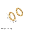 Vista detallada de pendientes irregulares de acero de titanio chapados en oro 18k - Estilo Ovalado Irregular con Textura de Lava (TE6962)