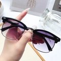 Klassische Halbrand-Sonnenbrille mit schwarzem Rahmen und lila Verlaufsgläsern - Glänzend Schwarz Silberrahmen Grau Farbverlauf Gläser