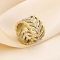 Makroaufnahme von vergoldetem hohlblättrigem Ring mit Strasssteinen auf Seide - US 6 / Goldenes breites ausgehöhltes Blatt-Stil (KR48233-K)