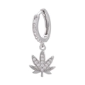 Primer plano de pendientes de aro con hoja de membrillo plateada y circonitas brillantes - Hoja de Platino