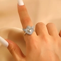 Silberner Heilig-Herz-Ring mit Federflügeln und Zirkonia am Finger getragen - Retro Heiliges Herz Flügelring (WG-0802) / Silber