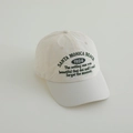 Detalle del bordado Santa Monica 1924 en gorra de béisbol crema de malla ligera - 52-54cm (3-8 Años) / Blanco Roto