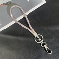 Vue détaillée de la dragonne sertie de strass brillants avec fermoir en métal argenté - Style Bracelet / Rose