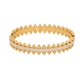 Goldener hohlförmiger Armreif mit Diamanten und Kegel-Nieten-Design auf weißem Grund - Nietenspike-Stil (3#)