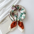 70 cm Seidenquadrat mit grünen Palmblättern und orangefarbenem Leopardenmuster-Bogen - Blatt Leopard Orange