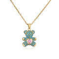 Détail du pendentif ours doré avec pavé de zircons turquoise et cœur rose - Ours contrasté bleu vert et rose