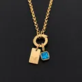 Collar de acero inoxidable dorado con dije de letra M y colgante de piedra cuadrada azul - Dorado / M