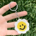 Porte-clés en perles marguerite fait main avec breloque smiley jaune et anneau - Fleur de Sourire Blanc