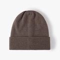 Berretto classico in maglia marrone scuro con ampio risvolto a coste per l'inverno - caffè