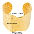 Detailansicht eines breiten 18k Gold-Armreifens mit Wellentextur und Abmessungen - Gold