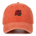 Detalle del bordado de rosa roja en una gorra de béisbol de algodón lavado naranja - Naranja