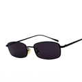 Gafas de sol rectangulares de metal negro con lentes oscuras y puente dorado - Montura Negra Lente Gris
