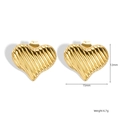 Dettaglio degli orecchini a cuore placcati oro 18K con texture rigata e dimensioni - Orecchini / 12mm x 15mm / Oro