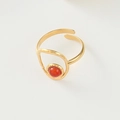 Anillo abierto vintage de acero inoxidable dorado con una piedra redonda de ojo de tigre roja - Doble Círculo Rojo