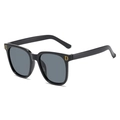 Gafas de sol infantiles montura negra lentes grises y detalle letra D dorada - Montura Negra Lente Gris