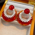 Detail van vintage amberkleurige hars oorbellen met kristallen op een houten doosje - Vintage Ronde Strass Stijl / Amber Rood (Koffie Zilveren Pin)