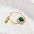 Detail of adjustable gold chain ring with emerald green stone and heart charm - Green Zircon - Gold