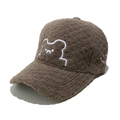 Detalle de la textura de felpa y el bordado de oso en la gorra de béisbol marrón café - M (56-58cm) / café