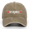 Dettaglio del ricamo Top Grandpa sul cappellino in cotone lavato color kaki - Cachi