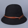Vue détaillée de la boucle en cuir marron et maille fine sur un chapeau de soleil noir - M(56-58cm) / Noir