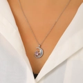 Dettaglio della collana a mezzaluna con zircone a stella rosa su modella con camicia bianca - Collana con intarsio in zirconia stella e luna rosa (Placcato oro bianco K-1031)