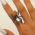 Bague araignée gothique avec pierre goutte blanche et cristaux en finition argentée - Noir Fusil Strass Blanc (M-423)