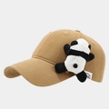 Detailaufnahme der khakifarbenen Baumwollkappe mit Plüschpanda und gewebtem Etikett - Khaki