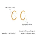 Dettaglio macro di orecchini a cerchio a C in acciaio dorato 18K intrecciato con misure - Stile Torsonato Piccolo da 1,9 cm (YYE023013-20) / Oro