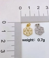 Vue détaillée de pendentifs flocon 0.7g en or et argent avec échelle de mesure - Style B-Petit Pendentif Flocon de Neige Doré