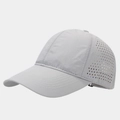 Détail de la casquette de baseball gris clair à séchage rapide avec trous de laser latéraux - Réglable / Gris clair