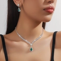Détail de parure bijoux de mariée avec pierres vert émeraude et collier de cristal - Ensemble de 2 pièces / Vert