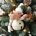 Plüsch-Rentier Weihnachtsbaumschmuck mit Metall-Sternenglocke und festlichen Lichtern - Beige Kamel Rentier