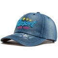 Berretto da baseball in denim lavato con ricamo Resort blu e dettagli rosa - Regolabile / Blu Chiaro (Ricamo Celeste)