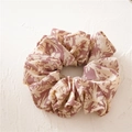 Scrunchie oversize beige con stampa floreale rosa e marrone in tessuto morbido - Viola Oltre Misura