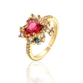 Detail eines 18K vergoldeten Rings mit bunten Zirkonia-Herzen und geometrischen Steinen - Einstellbar Offen / Buntes Quadrat Rot(12438)
