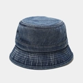 Dettaglio del cappello a secchiello in denim blu lavato con trama del tessuto e cuciture - M (56-58cm) / Blu Medio