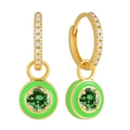 Detail van gouden oorbellen met groen emaille en fonkelende zirkonia steentjes - Groen