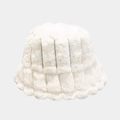 Dettaglio ravvicinato del cappello a secchiello bianco in peluche con cucitura e finta pelliccia - M (56-58cm) / Tie-dye Blu/Bianco
