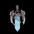 Pendentif dragon entourant un prisme hexagonal en cristal bleu et collier argenté - Pendentif Opale