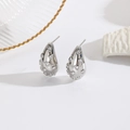 Dettaglio di orecchini a goccia in argento con motivi a cuore e zirconi per donne - Stile Cuore Argentato (ZYN-DME569P)