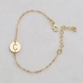 Goldenes Gliederkettenarmband mit rundem Anhänger und ausgestanztem Buchstaben C - Gold C