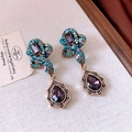 Dettaglio di orecchini vintage con cristalli viola e strass color blu pavone - Orecchini a Goccia d'Acqua Vintage (Perno in Argento-Viola-Blu)