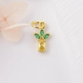 Ciondolo a forma di ananas dorato con zirconi gialli e verdi su elegante sfondo bianco - Ananas in Zircone Giallo Verde