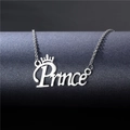 Collier Prince en acier inoxydable argenté avec pendentif couronne sur fond gris texturé - Style Prince Couronne (XL221)