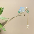 Goldene Pflaumenzweig Haarnadel mit hellblauen Blumen, Perlen und Quasten-Detail - Hellblaue Blume Künstliche Perle Quaste (4157)